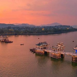 公交车上强伦人妻
